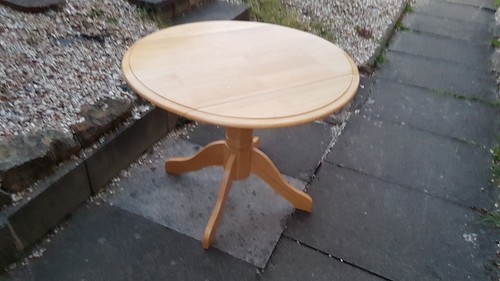 Round dining table folds sides - folds,